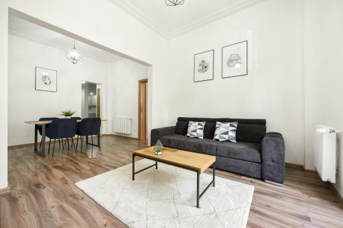 Simple Yet Stylish. Piata Revolutiei Apartment