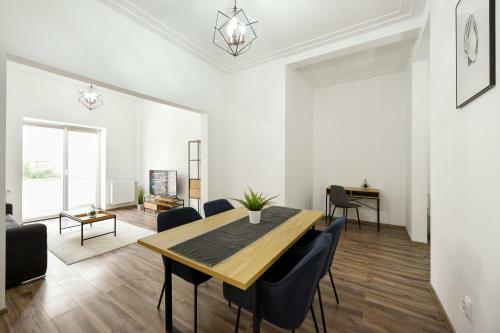 Simple Yet Stylish. Piata Revolutiei Apartment