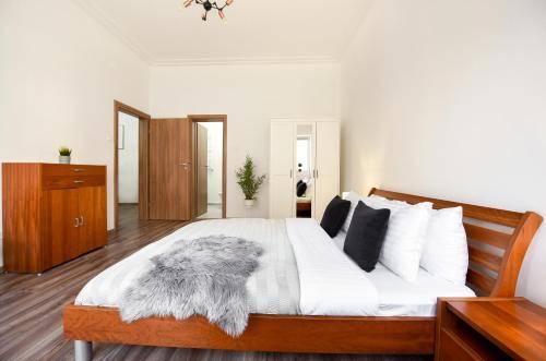 Simple Yet Stylish. Piata Revolutiei Apartment