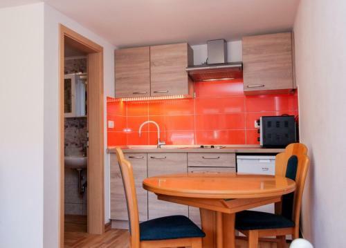 Apartmaji Pri Kozmavo - Little House
