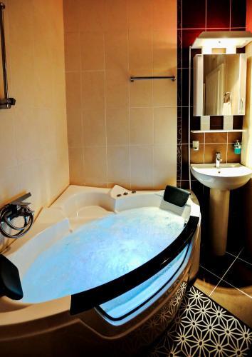 Jacuzzi Oasis Apartment (free Parking)