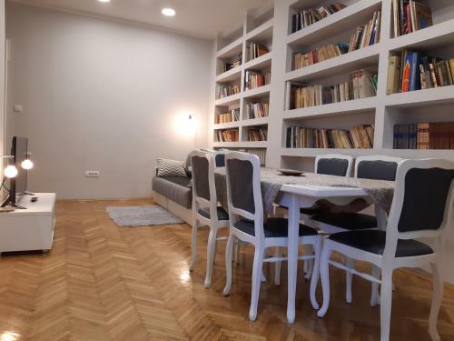 Downtown Apartment In Walk Zone With 3 Bedrooms And Garage