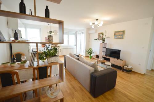 Shine24 - Spacious And Bright Apartment - New