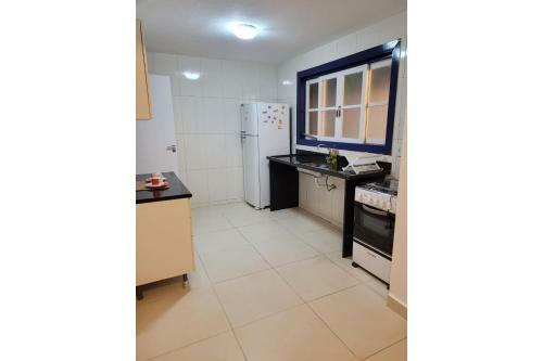 Ampla Casa Com Garagem A 300m Da Rua Das Pedras