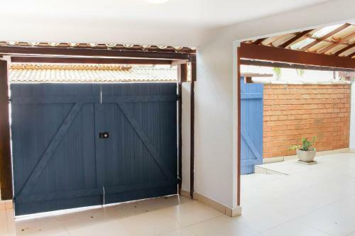 Ampla Casa Com Garagem A 300m Da Rua Das Pedras