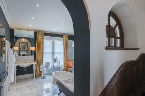 Rushton Hall Hotel And Spa