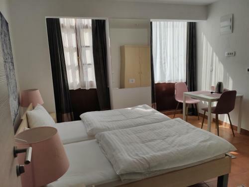Hostal Aparthotel Cross Street 4