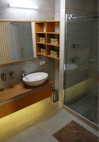 New Apartment With Private Parking, Tv & Internet