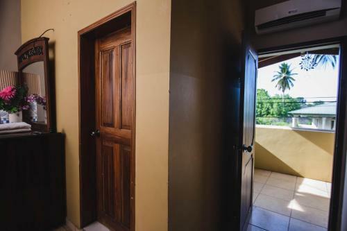 Rustic Guesthouse Near The Beach - 5 Min Drive