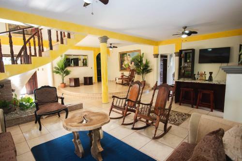 Rustic Guesthouse Near The Beach - 5 Min Drive