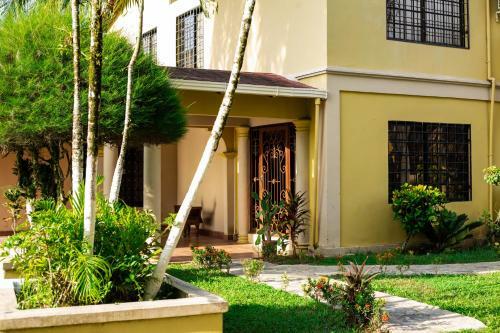 Rustic Guesthouse Near The Beach - 5 Min Drive