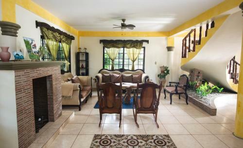 Rustic Guesthouse Near The Beach - 5 Min Drive