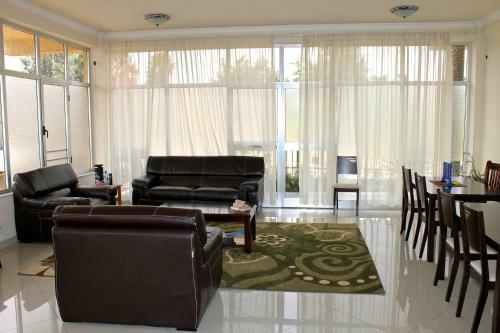 Hostal Ordinary Hero Life Center And Guest House