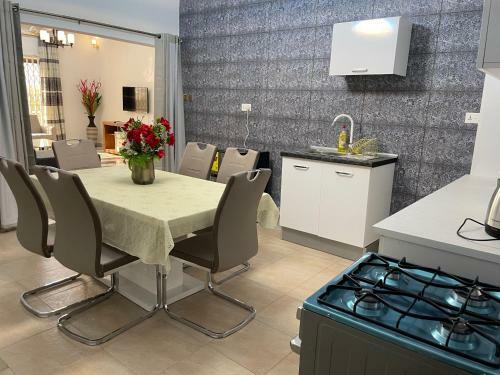 Cozy 2 Bedroom With En-suite Bathrooms Apartment
