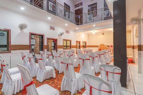 Oyo Flagship 83435 A2z Hotel And Banquet