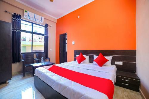 Hotel Vaccinated Staff - Oyo 67451 Krishna Guest House