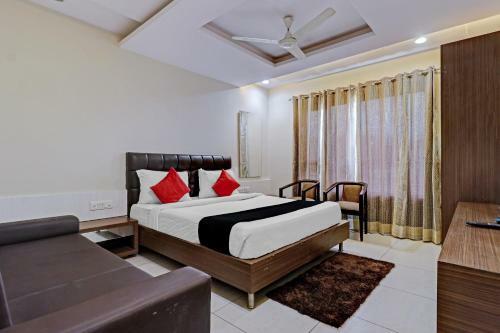 Hotel Capital O 81651 City Palace