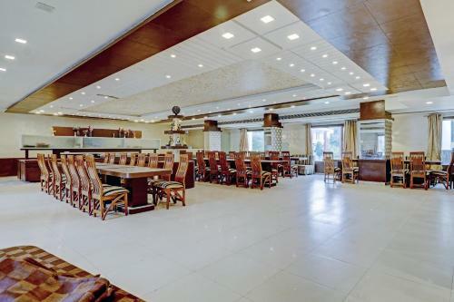 Hotel Capital O 81651 City Palace