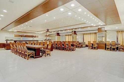 Hotel Capital O 81651 City Palace