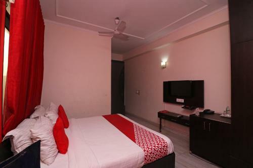 Oyo 87180 Hotel Royal Galaxy