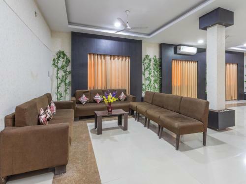 Oyo 87180 Hotel Royal Galaxy