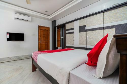 Hotel Vaccinated Staff - Oyo 13746 Mint Leaves