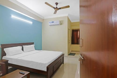 Oyo 85841 Hotel Vibrant Golden Bay