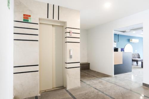 Hotel Silverkey Executive Stays 39550 Dakshin Marg Phase 2