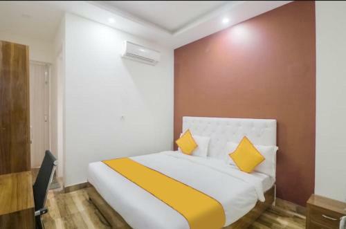Fabhotel Skylight Inn
