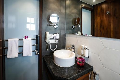 Hotel Regenta Suites Gurugram, Sohna Road, Sector 49