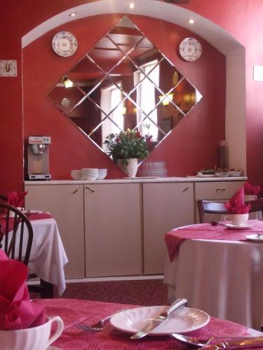 Hostal The Lord Lister Hotel