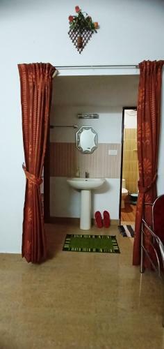 Kuttickattil Gardens With Kitchen