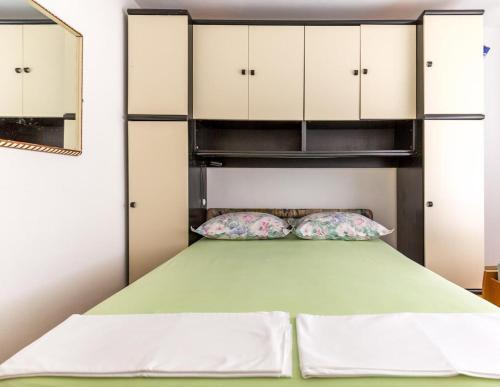 Apartments With A Parking Space Makarska - 17072