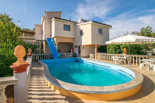 Apartment Liljana With Shared Swimming Pool