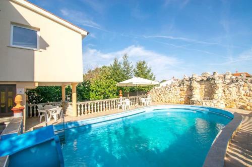 Apartment Liljana With Shared Swimming Pool
