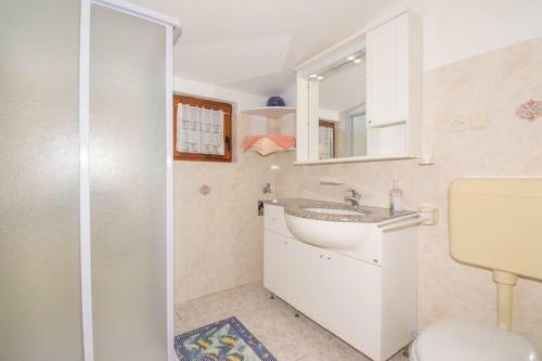 Apartment Liljana With Shared Swimming Pool