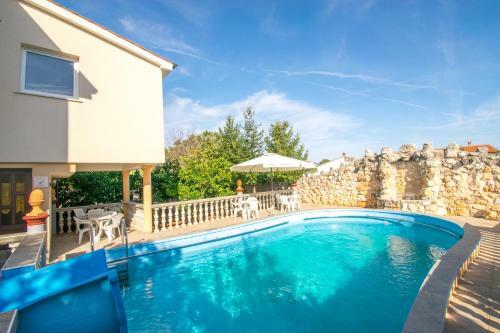 Apartment Uvo 2 With Communal Swimming Pool