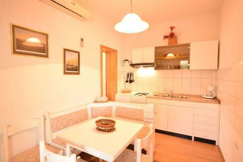 Apartment Uvo 2 With Communal Swimming Pool