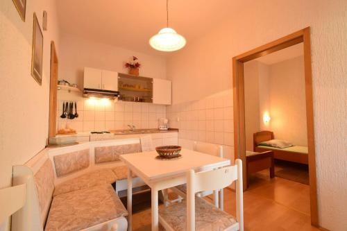 Apartment Uvo 2 With Communal Swimming Pool