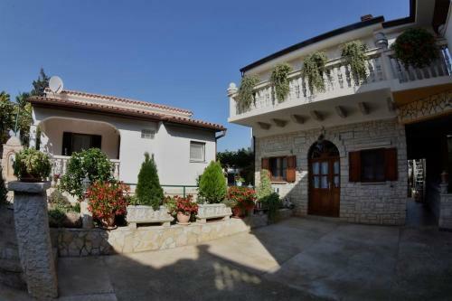 Apartment Uvo 2 With Communal Swimming Pool