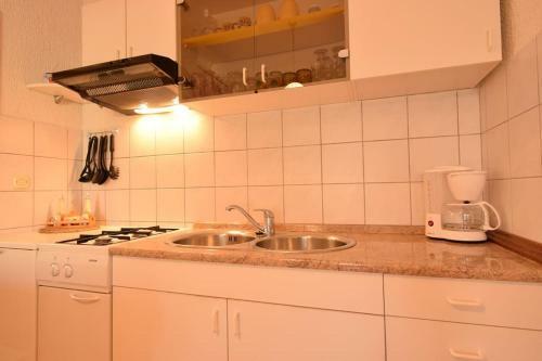 Apartment Uvo 2 With Communal Swimming Pool