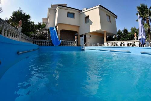 Apartment Uvo 2 With Communal Swimming Pool