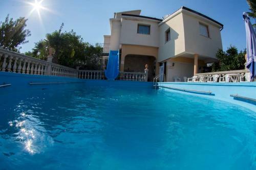 Apartment Uvo 2 With Communal Swimming Pool