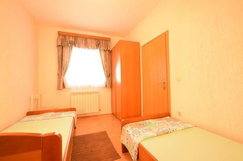 Apartment Uvo 2 With Communal Swimming Pool