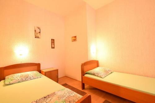 Apartment Uvo 2 With Communal Swimming Pool