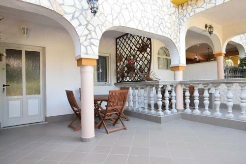 Apartment Uvo 2 With Communal Swimming Pool