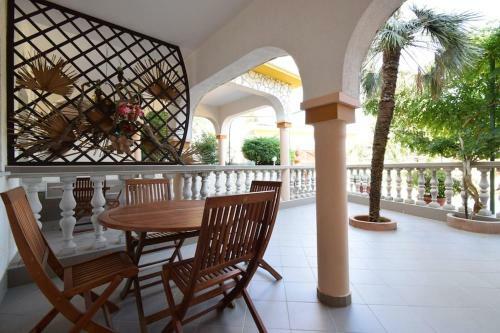 Apartment Uvo 2 With Communal Swimming Pool