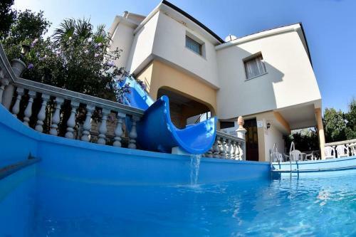 Apartment Uvo 2 With Communal Swimming Pool