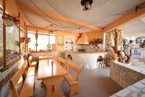 Apartment Uvo 2 With Communal Swimming Pool