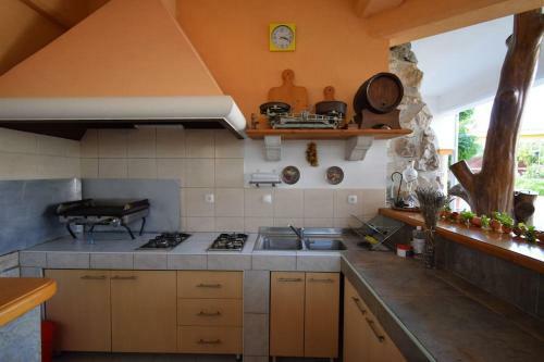 Apartment Uvo 2 With Communal Swimming Pool